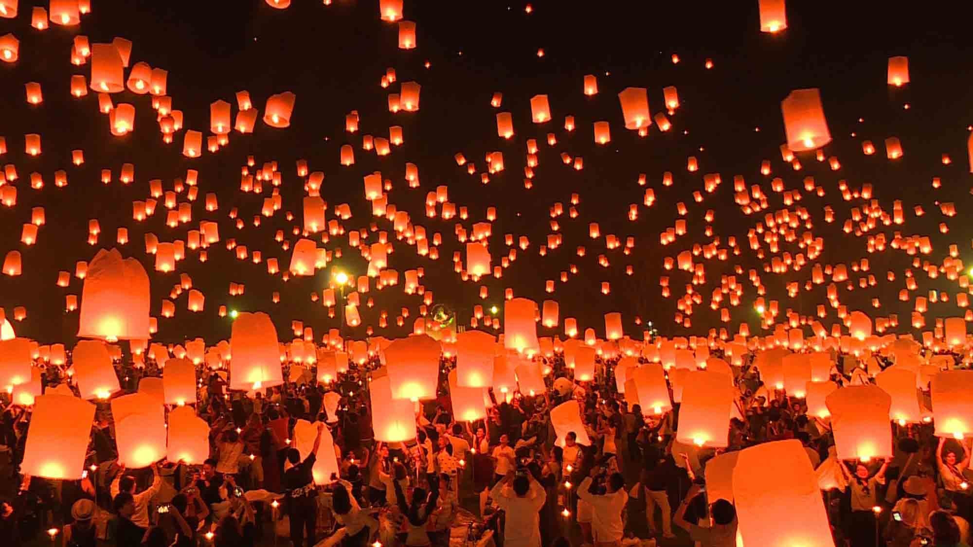 Thousands of paper lanterns lit up the sky over the Thai city of Chiang