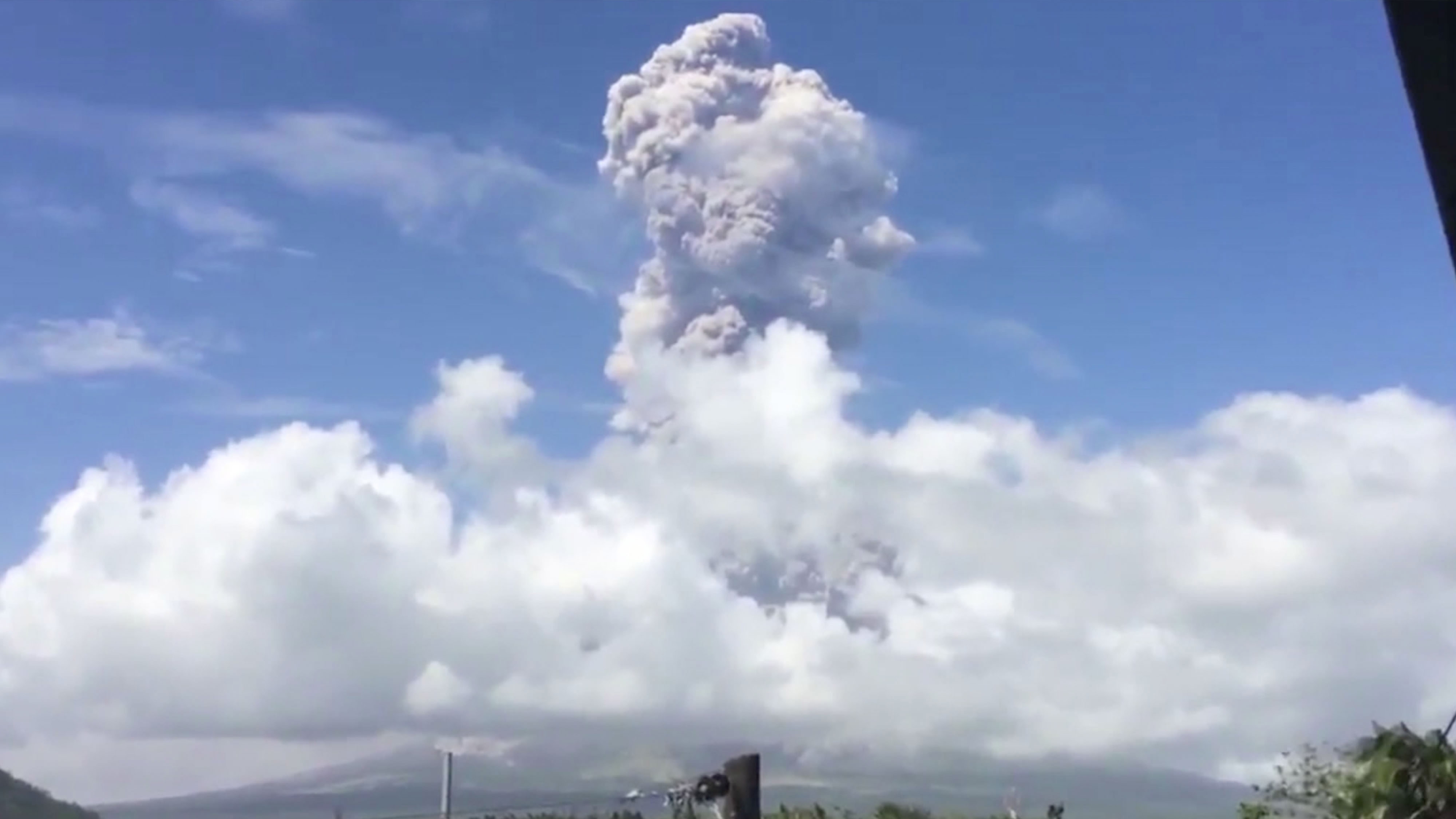 Mayon Volcano in the Philippines has erupted again and sends a huge ...